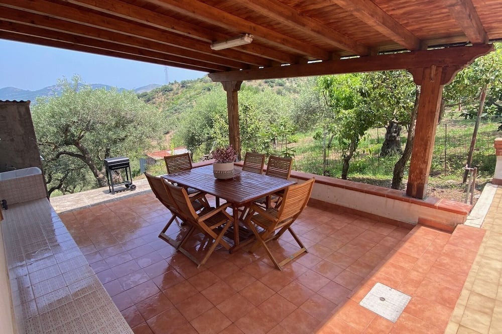 Castelbuono Villa | Villa ampia e accogliente con uliveto in borgo mediievale