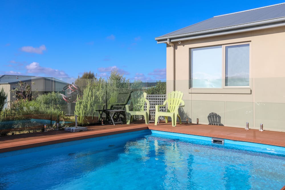 Warrnambool House | Warrnambool's 'Whale View' - FREE EV CHARGER & OUTDOOR POOL