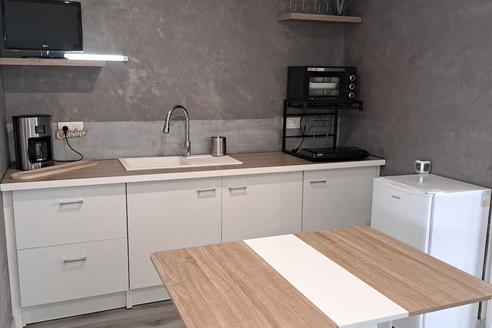 Pouilly-les-Nonains Bed & Breakfast | GINGKO room with kitchen, bathroom, WC and exterior
