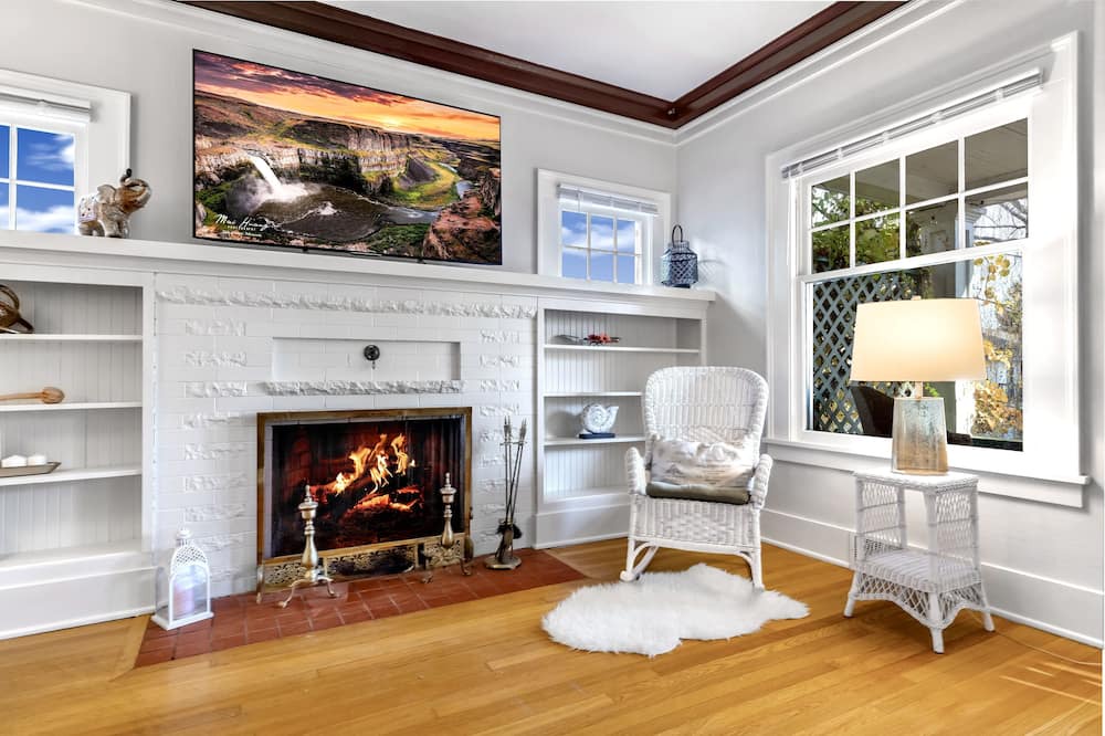 University District House | 5 Beds Elegant Colonial House Walk to UW