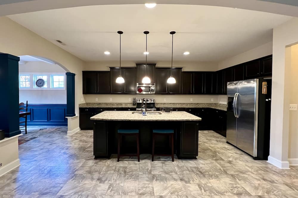 Aberdeen House | 4BR Getaway Close 2 US Open 2024