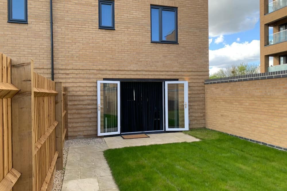 South Ockendon House | Brand New Entire 4 Bed House/Multiple Parking