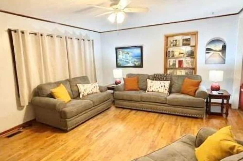 Batesville House | A Peaceful Getaway for your home away from home