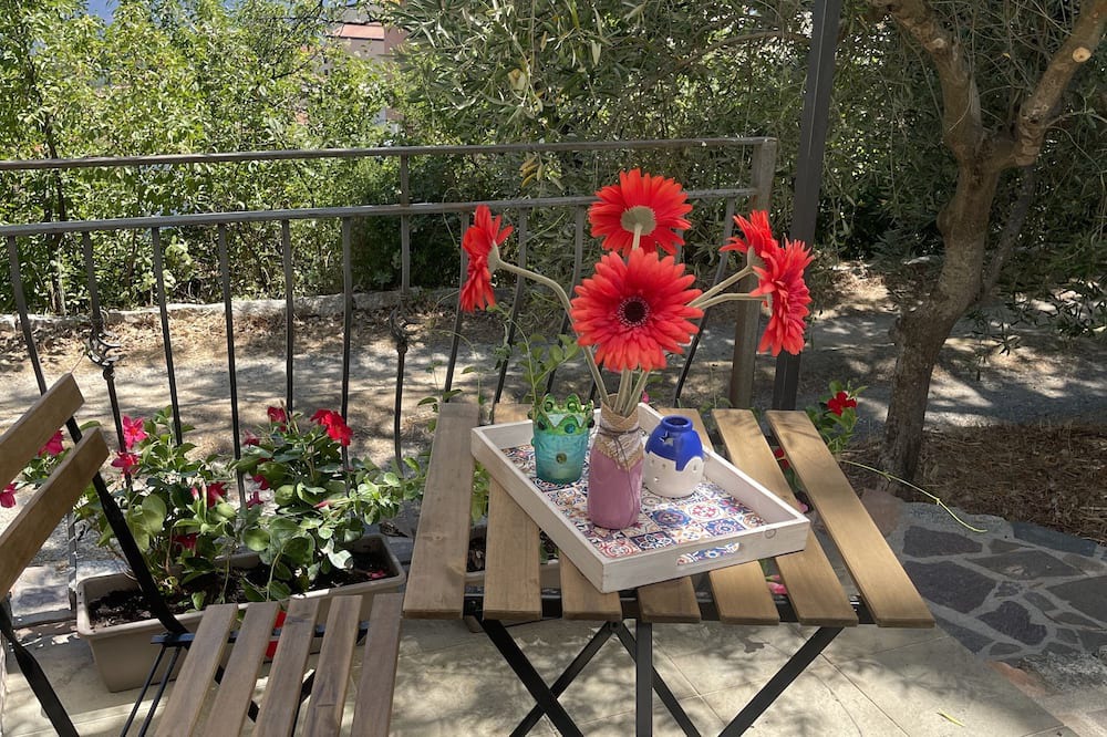 Lanusei Apartment | Casa Mirto: two-room apartment in the greenery with garden and panoramic view
