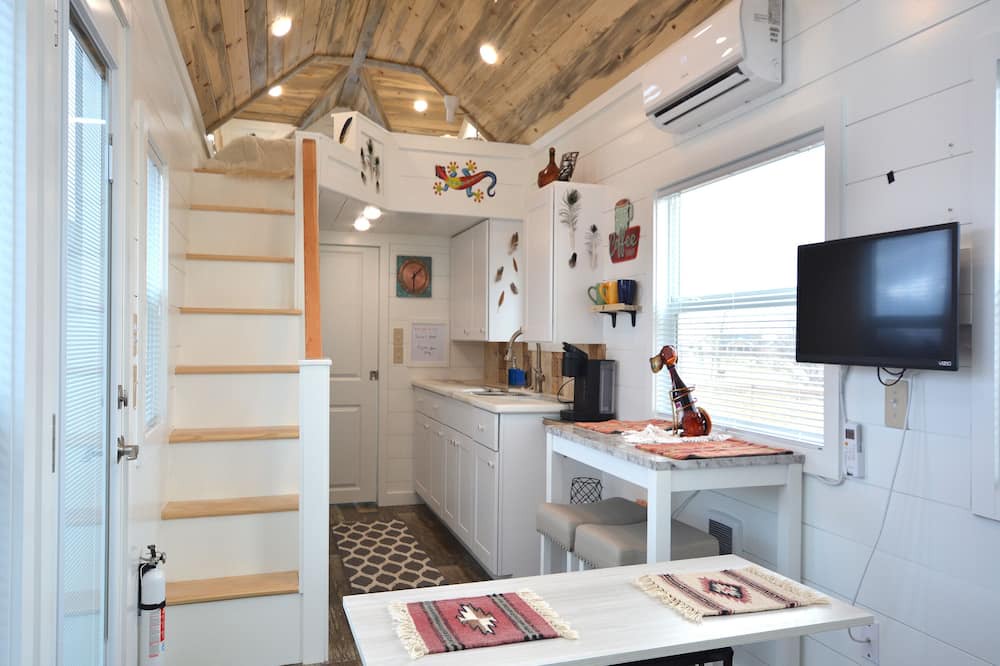 Prescott Valley House | Tiny Home with full kitchen, Loft sleeping, patio, private parking, dark skies.