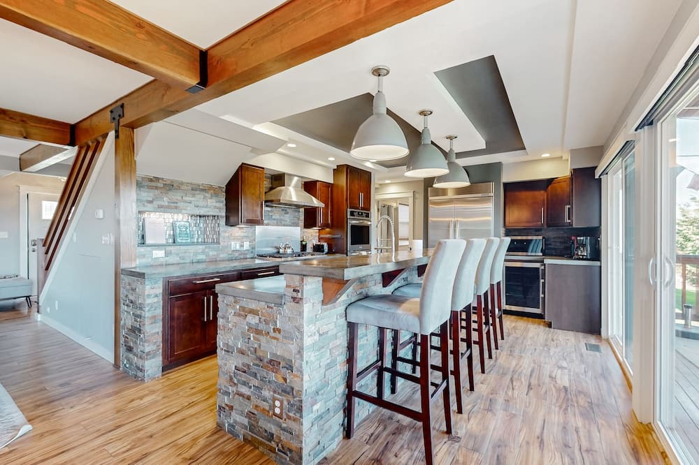 Bellingham House | Stunning mountain view home on 10 acres with a washer/dryer