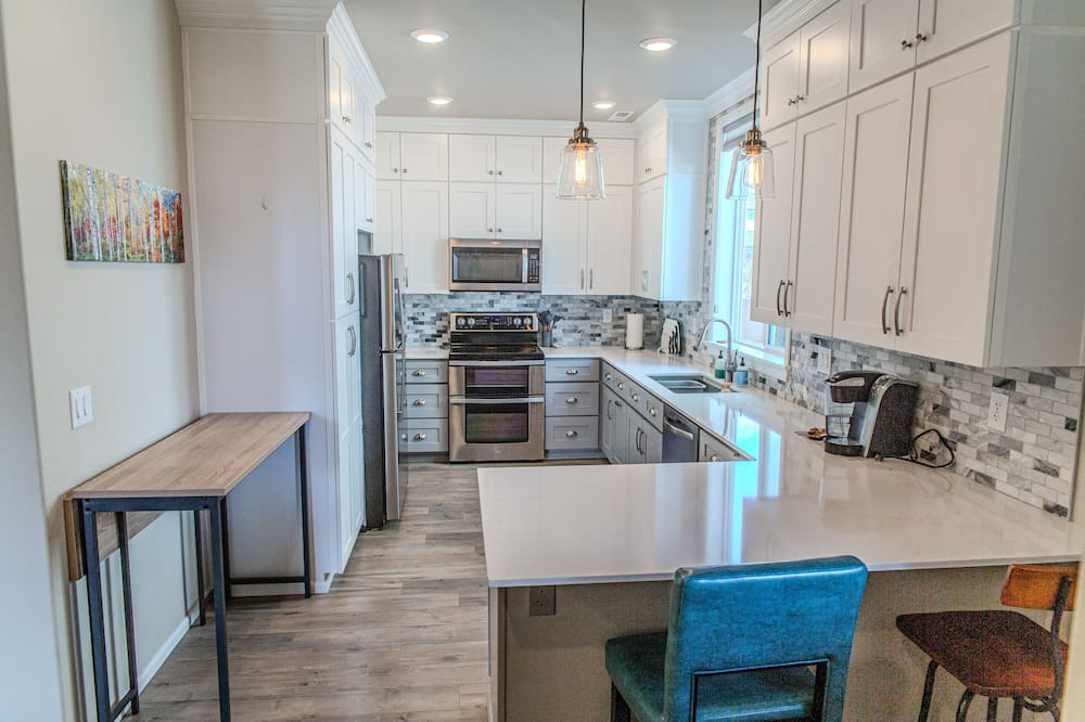 Enumclaw Apartment | Modern 1 Bedroom Attached Apartment with separate driveway and entrance.