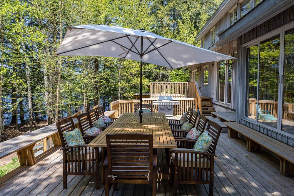 Novar House | Lakefront- Sauna, HotTub, WFH, Gym, Dock, kayaks