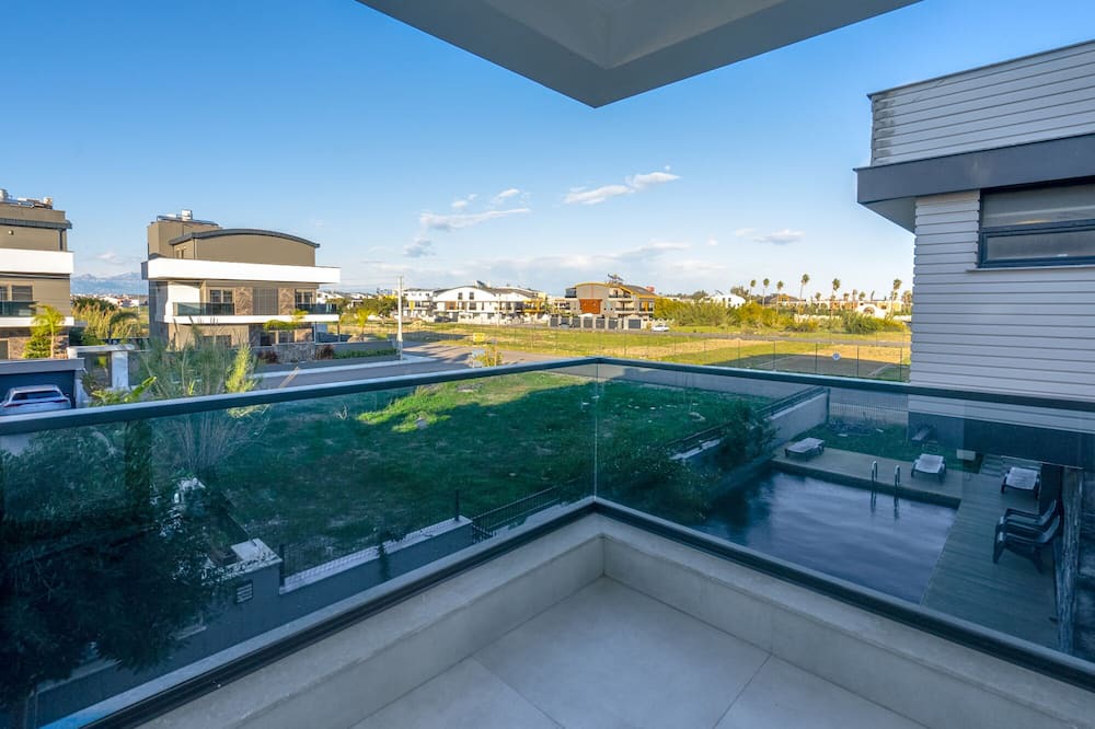 Lara Apartment | Stylish Flat w Balcony Near Lara Beach