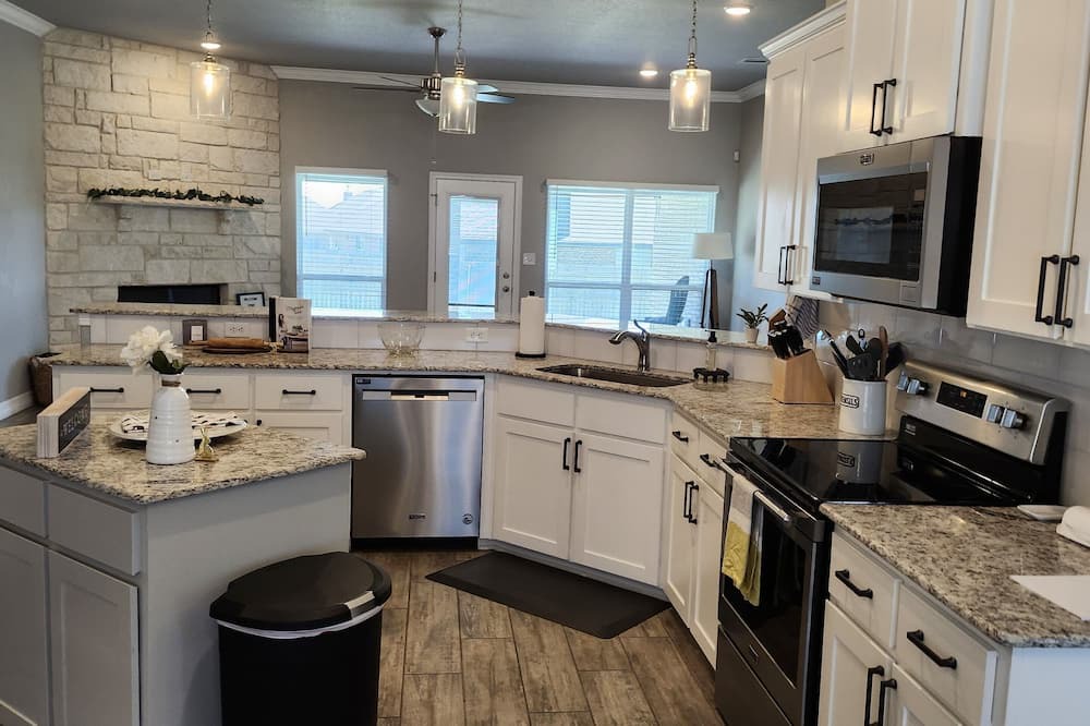 Hewitt House | Spacious 4 bedroom 3 baths