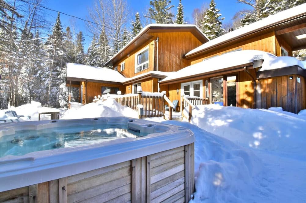 Sainte-Lucie-des-Laurentides Ski Chalet | Expériences Acem - SPA + VUE + LAC Avec Embarcations, Kayaks et Pédalos