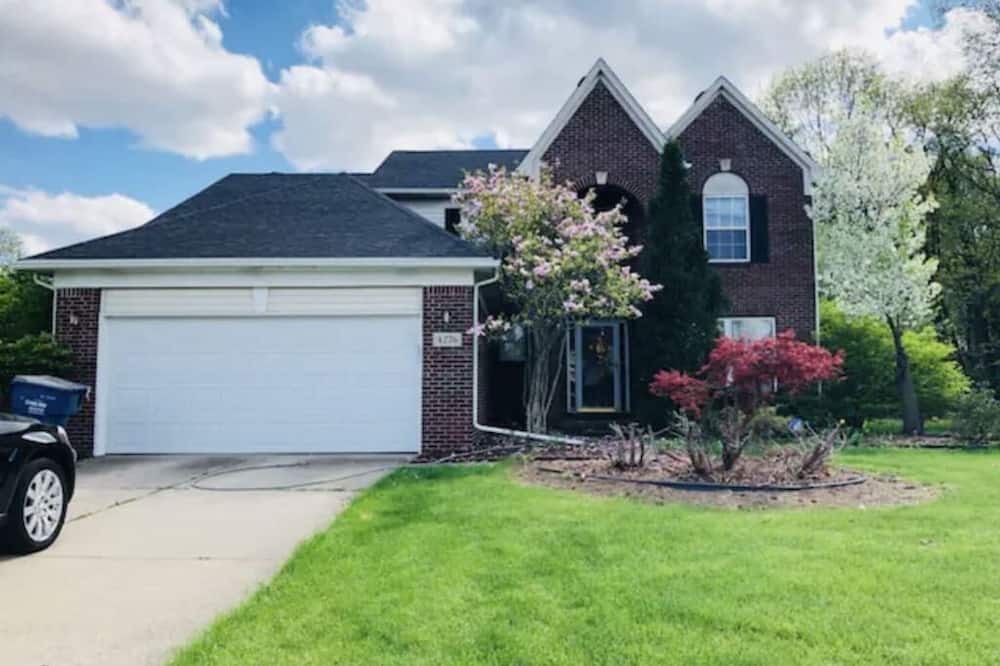 Mitchell House | 5br/5beds/3ba house near UM stadium, downtown Ann Arbor, with pool table