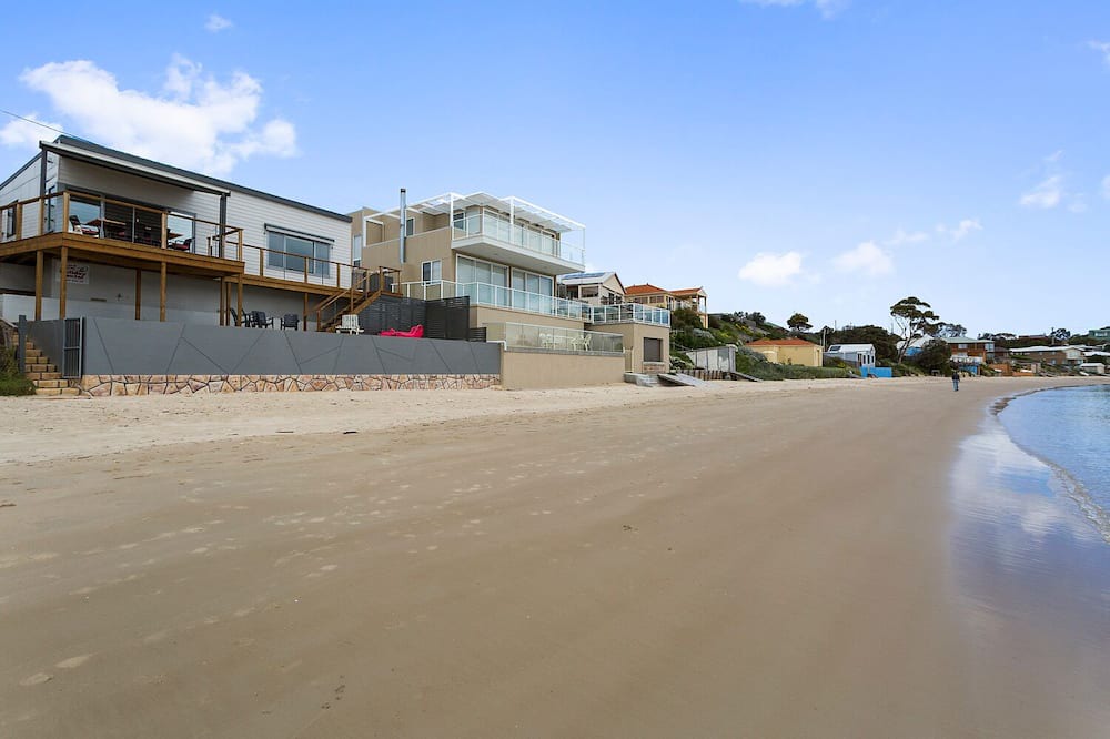 Southern House | Beachfront! New ktichen, bathroom & laundry
