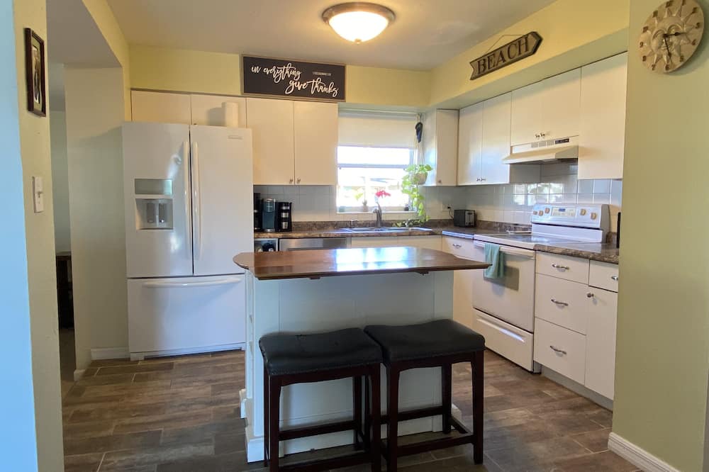 Oldsmar House | Bay Getaway-Hot Tub, Pool, Bikes by Parks & Trails, Pet-friendly