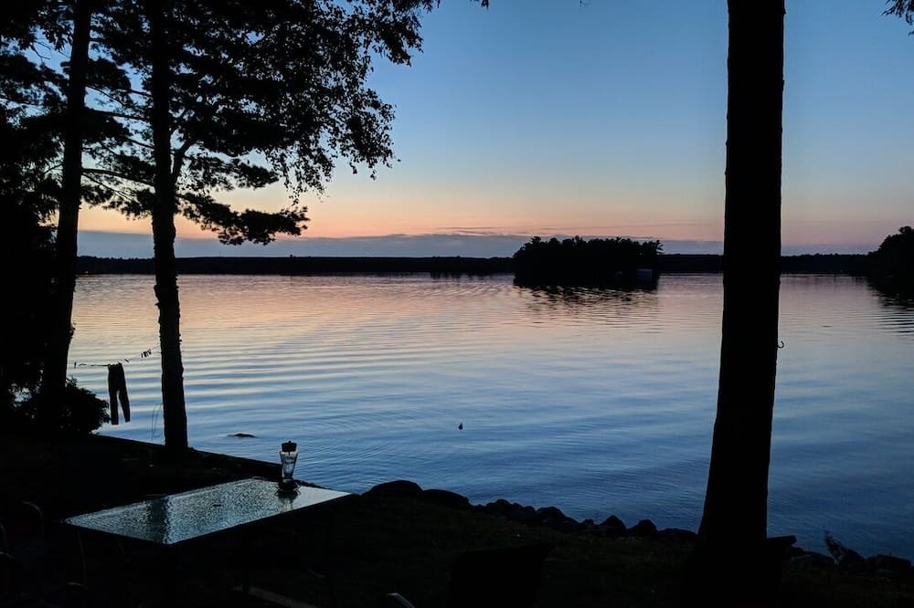 Selwyn Cottage | The Magnolia Cottage - Escape to the Lake at our Picturesque Family Cottage