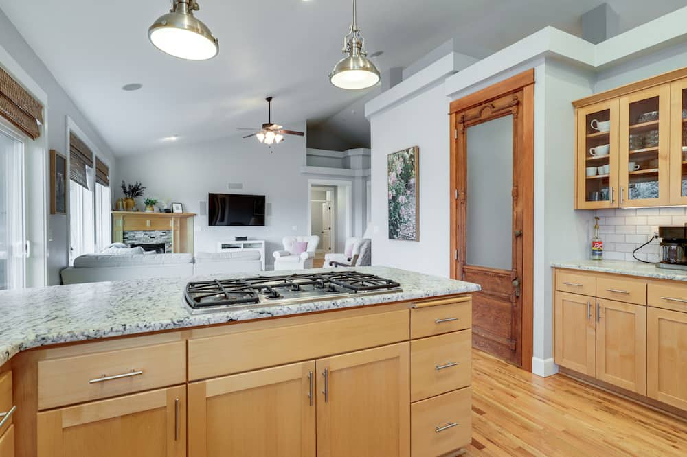 Silverton House | Silverton Home w/View, 2 Mi to Oregon Garden!