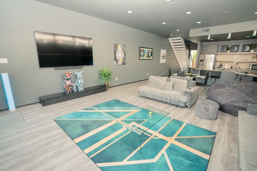 Cityplace House | 3 bedroom Modern home in Uptown 80 inch TV