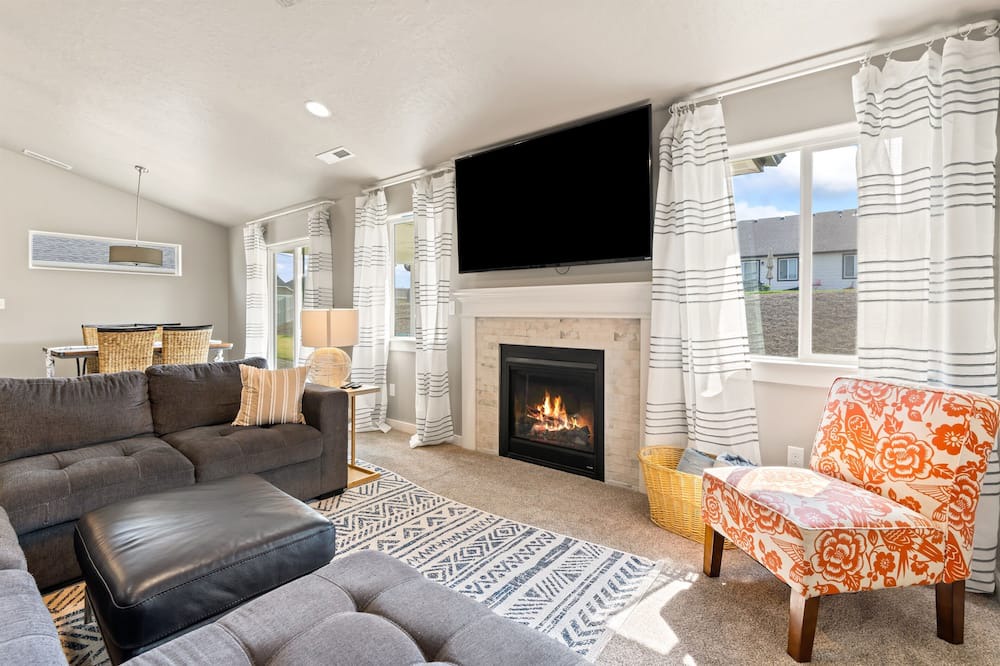 Caldwell House | New Indoor Sauna, Sleeps 8, SW Caldwell, Vallivue