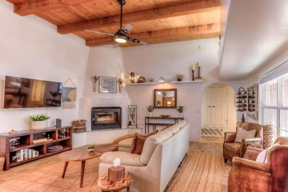 Civano House | Renewal Retreat in quaint neighborhood where comfort, style & recreation meet.