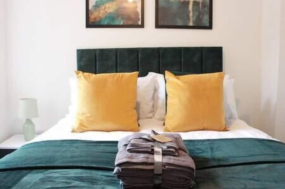 Hillsborough Apartment | Cosy 1 Bed Retreat - Free On Street Parking