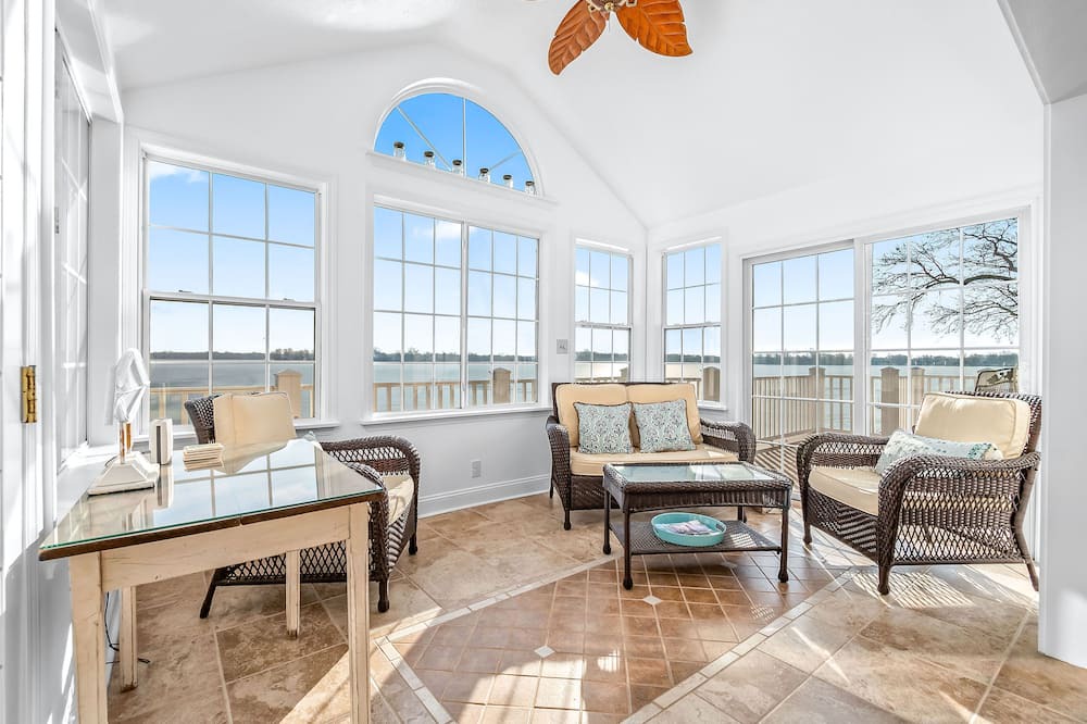 Coldwater Cottage | NEW- Pearl Beach Lakefront, Gorgeous View & Sandy Beach - Perfect for Gatherings