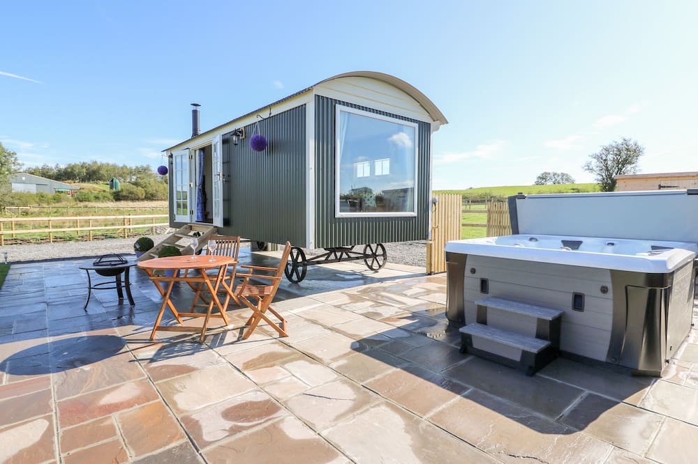 Pontrhydfendigaid Cottage | CWT Y GORS, pet friendly, with hot tub in Pontrhydfendigaid