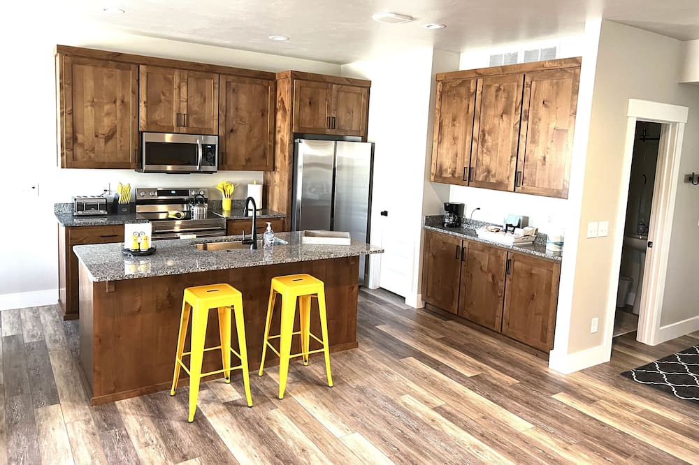 Ammon House | Amazing Ammon 3 Bedroom+ Loft Townhome: Close to shopping and restaurants