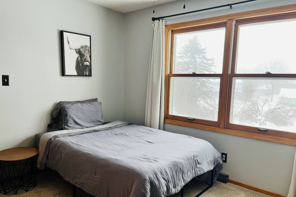 Menomonee Falls House | Your Own Spacious Place with a Pool & Peloton