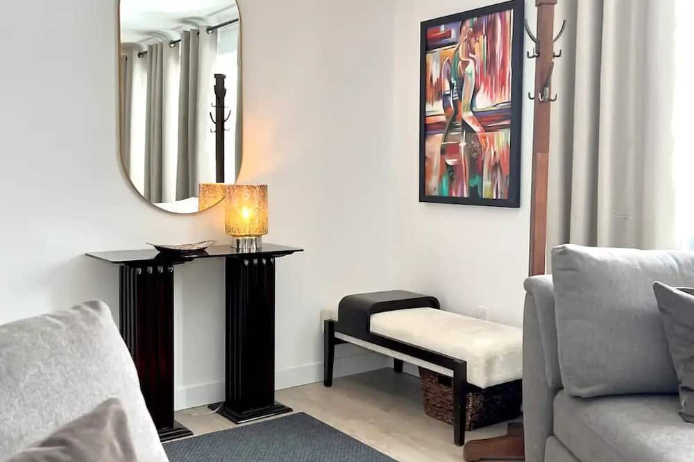 Vanier North Apartment | 3BR in Ottawa Beachwood Area