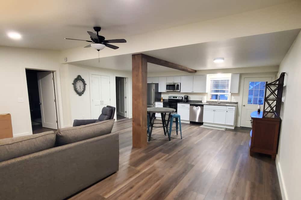 South Paris Apartment | New 1 Bedroom in town. Close to ski resorts & casino.