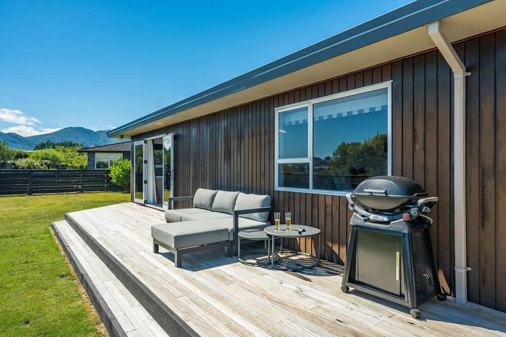 Hilltop House | Retreat on Harvey Street. Lake Views, Spa Pool, 5 Bedrooms, Close to Town & Lake