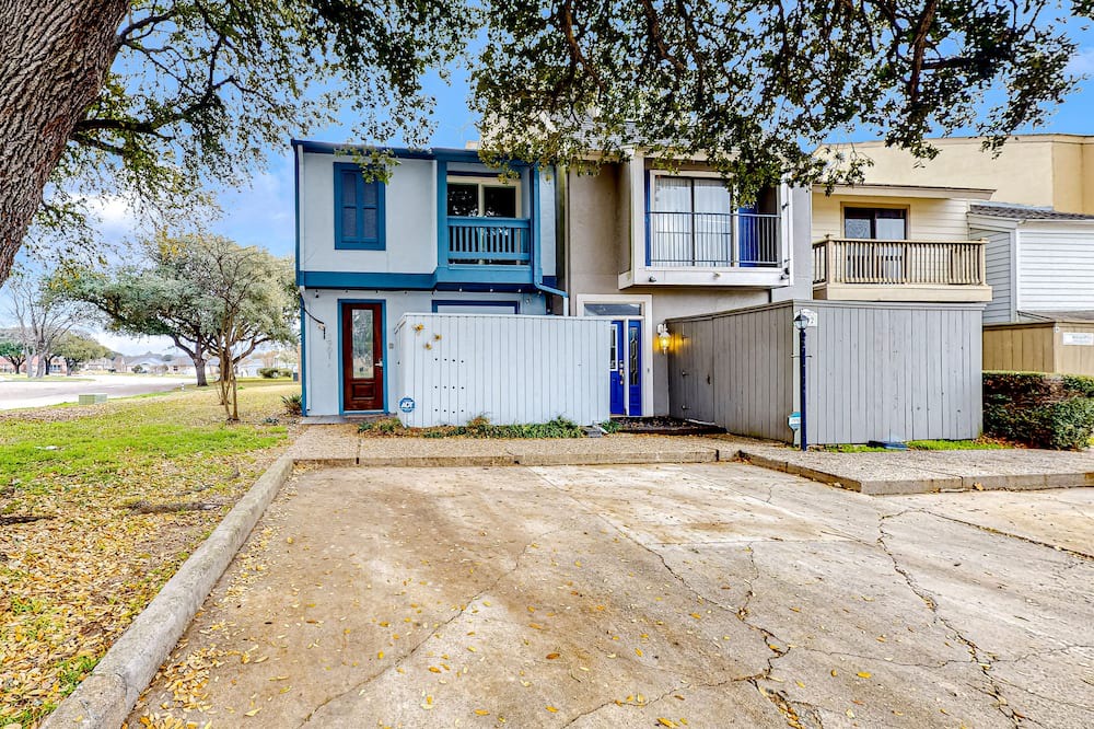 Seven Coves House | Elegant lakefront escape with private balcony, W/D, & gorgeous lake views