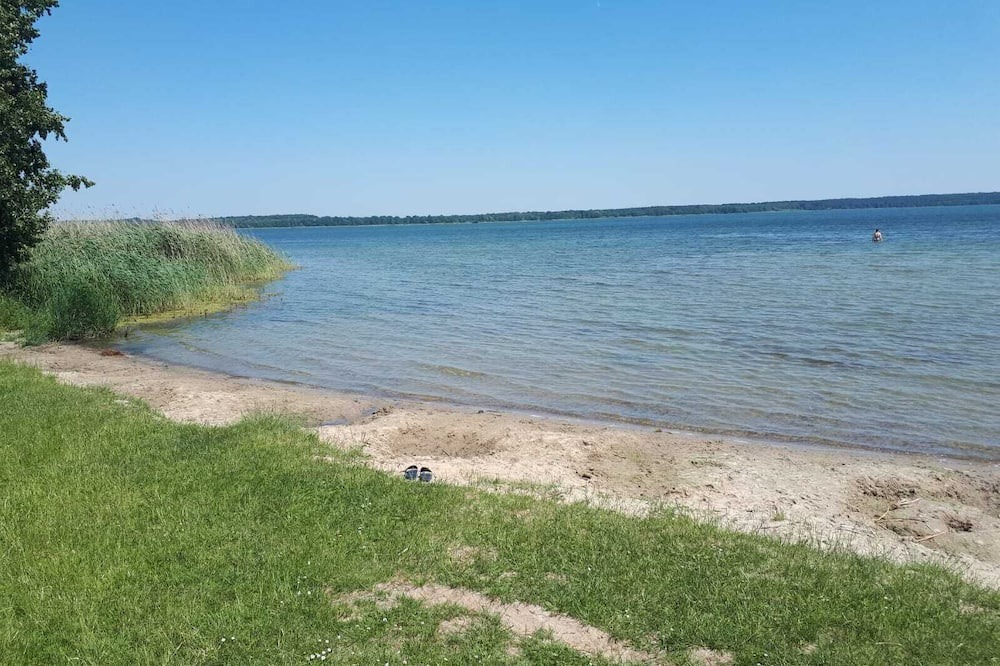 Joachimsthal House | Holiday Home 'Bungalow Blau 2 Schlafzimmer' with Private Terrace, Shared Garden and Wi-Fi