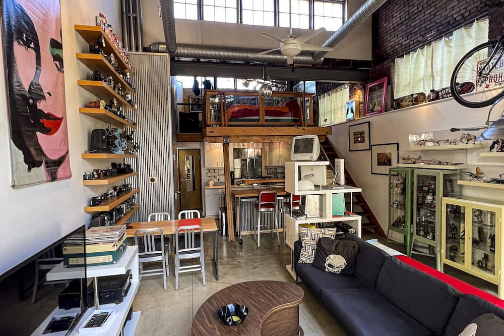 Italian Village Condo | Quirky 1 BR Warehouse Loft w/ Private Courtyard walking distance to Short North