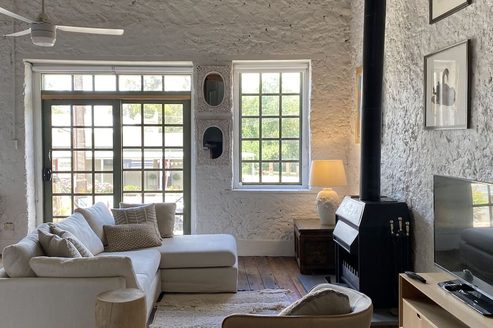 Upper Wakefield Apartment | Stunning and Spacious Loft-Style Apartment in Historic Auburn