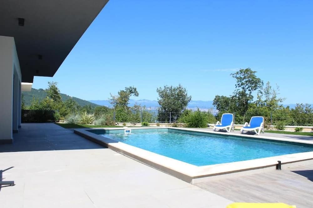Opric Villa | Spacious villa in Opatija Riviera with terrace, swimming pool and sea view.