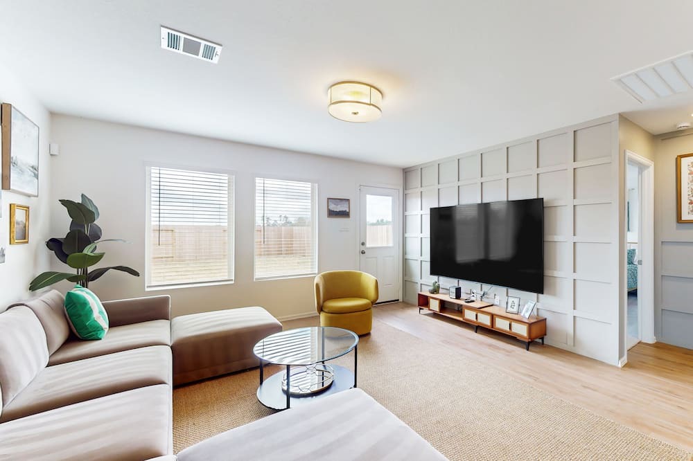 Willis House | Stylish & spacious getaway with large fenced yard & W/D - near lakes & golf