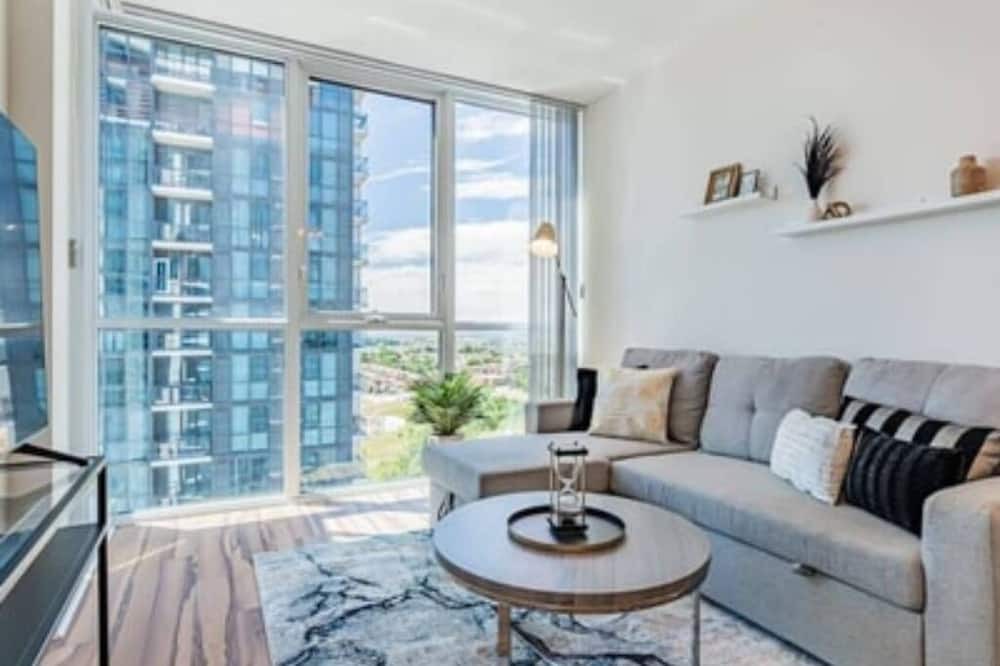 Hurontario Condo | ELEGANT 1+DEN CONDO, PARKING, BALCONY, CITY VIEW