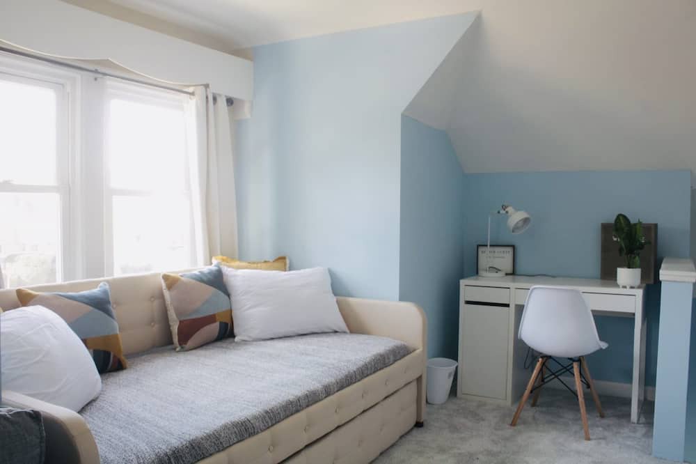 Norwood Park East Apartment | Private apartment in desirable Norwood/Edison Park Chicago. Near Ohare Airport.