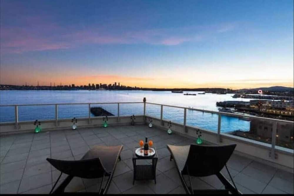 Central Lonsdale Apartment | Skyline Splendor: Luxe Penthouse Retreat in West Vancouver