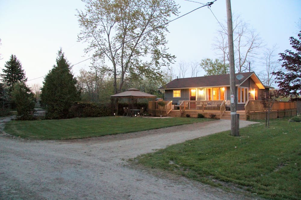 Port Albert Cottage | Lake Street Cottage in Port Albert is ideal for a quiet, relaxing vacation.