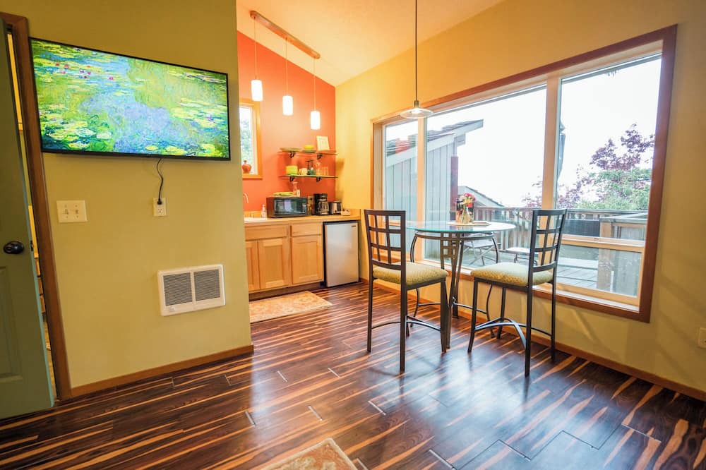 Hillsboro Apartment | Wine country retreat with amazing views
