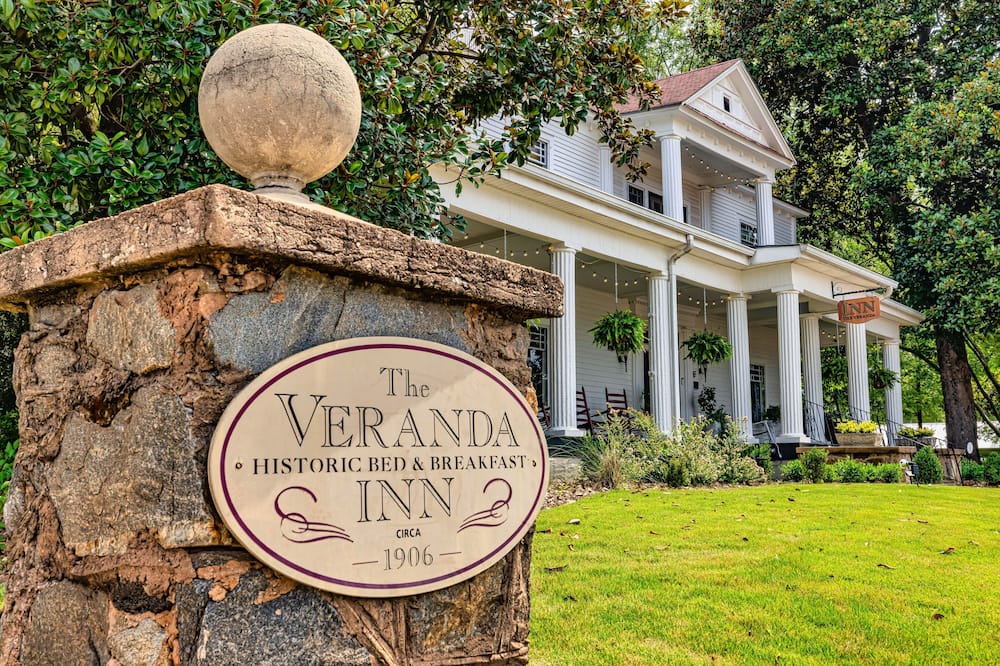 Senoia House | Welcome to the Famous, Award Winning VERANDA HISTORIC INN Senoia, GA