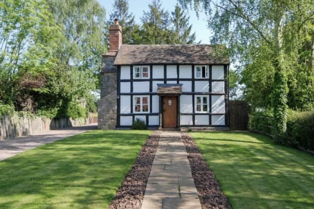 Whitbourne Cottage | Log Burner and Beamed Ceilings-King size Bed