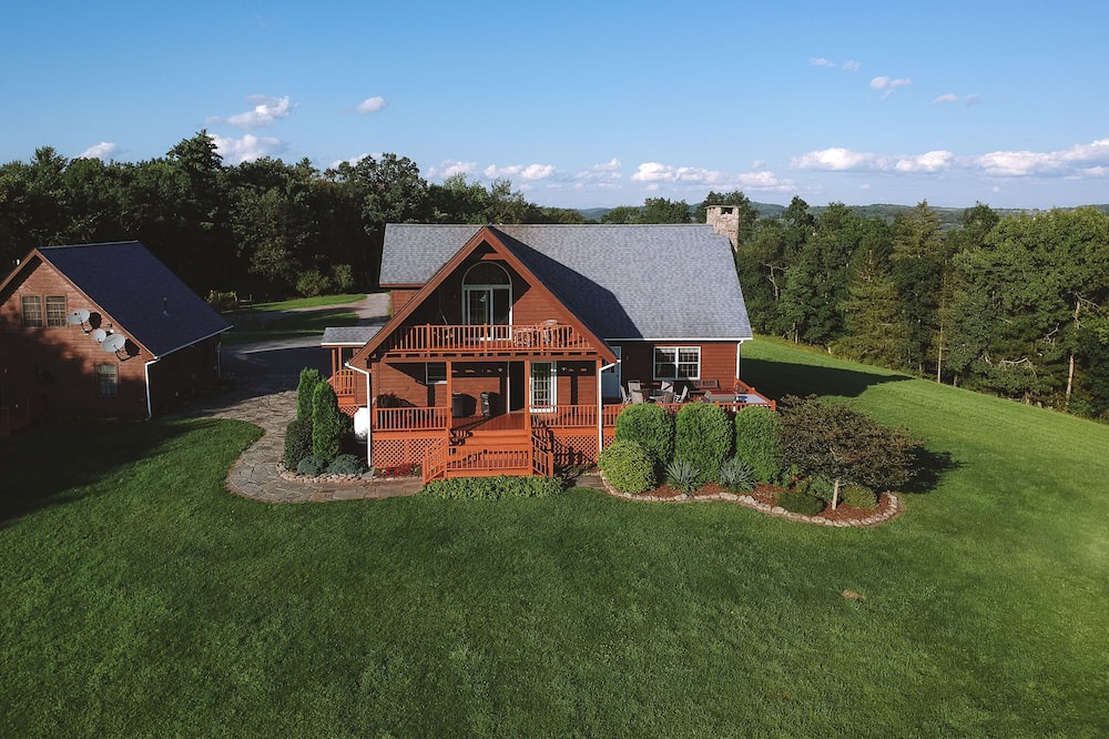 Callicoon House | Mountain House + Guest Cottage on 65-Acre Property