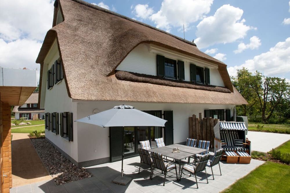 Tarnewitz House | Holiday home with thatched roof Schröder