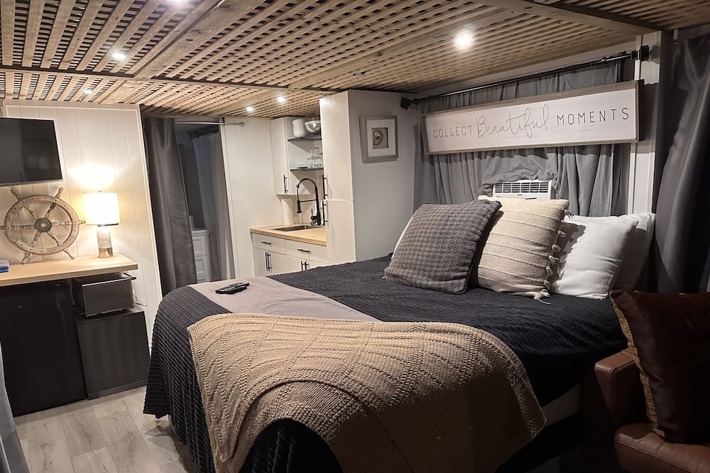 Hendricks and Venice Isles Boat Rental | Houseboat off Las Olas! 5 mins from the beach