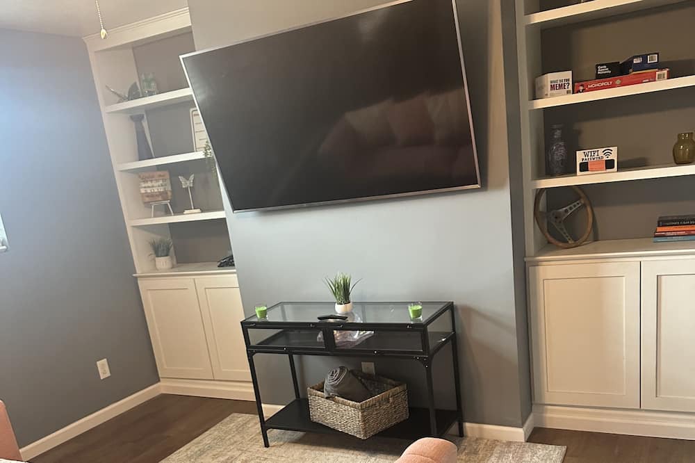 Carnegie Apartment | The birds and the bee’s Wi-Fi , cozy, allows pets