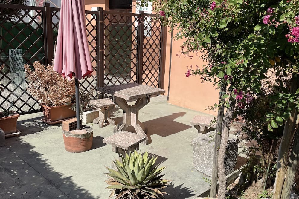 Bisenti Apartment | Charming Central Bisenti Getaway with Garden and off street parking