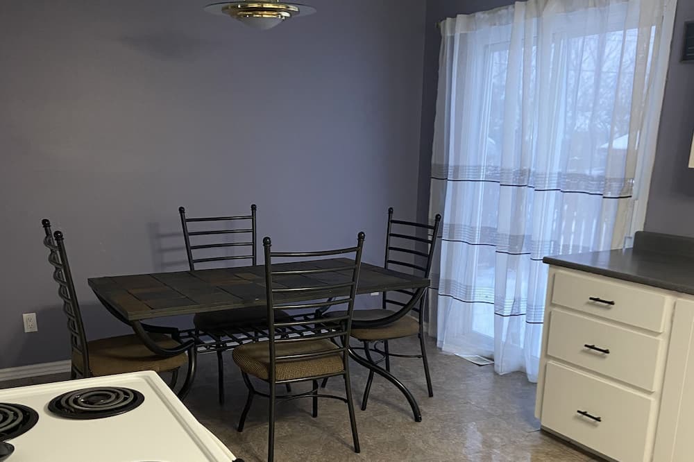 Longlac House | Cozy spacious 5 bed 2 bath home